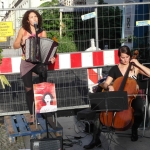 Mélinée, chanteuse mélancomique berlinoise, accompagnée de Samira Aly au violoncelle